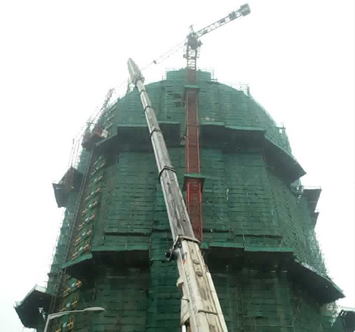 辉南吊车在工地上作业